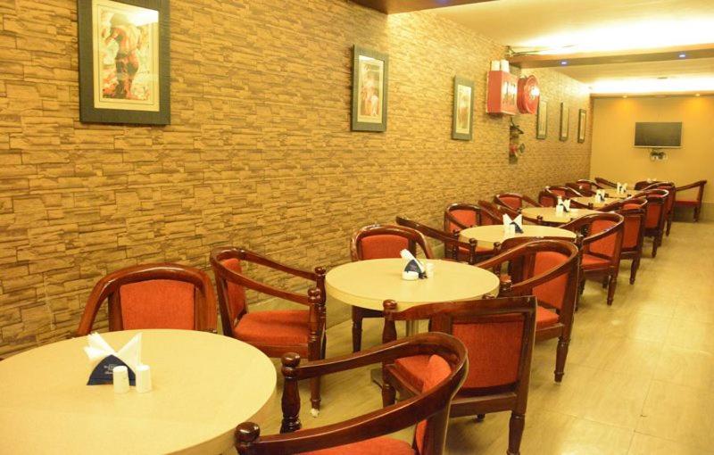 Hotel Eden Roc Bhubaneswar Buitenkant foto
